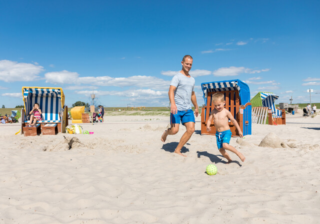 Familie på strand i Center Parcs